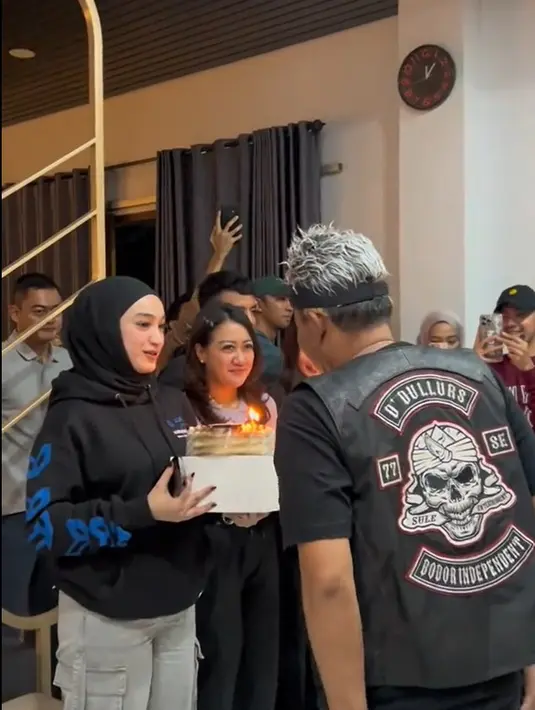 Pria lima orang anak itu tampak salah tingkah. Kemudian mendekat Santyka yang memegang kue ultah. "Berdoa dulu, udah? Tiup lilinnya," kata Santyka Fauziah. [TikTok/pkmanagement]