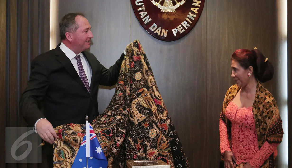 Menteri Pertanian dan Sumber Daya Air Australia, Hon Barnaby Joyce melihat selendang batik saat mengunjungi Menteri Susi, Jakarta, Rabu (7/10/2015). Indonesia dan Australia sepakat memberantas praktik illegal fishing.(Liputan6.com/Angga Yuniar)