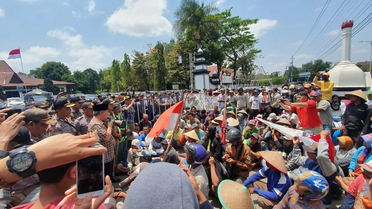 Bupati Kebumen, Yazid Mahfudz menemui warga kawasan Urut Sewu yang mengadu, usai terjadi bentrok antara TNI dengan warga. (Foto: Liputan6.com/Yazid Mahfudz untuk Muhamad Ridlo)