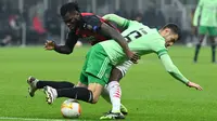 Gelandang AC Milan, Franck Kessie, berebut bola dengan gelandang Celtic, Nir Biton, pada laga lanjutan Liga Europa di Stadion San Siro, Jumat (4/12/2020) dini hari WIB. AC Milan menang 4-2 atas Celtic. (AFP/Vincenzo Pinto)