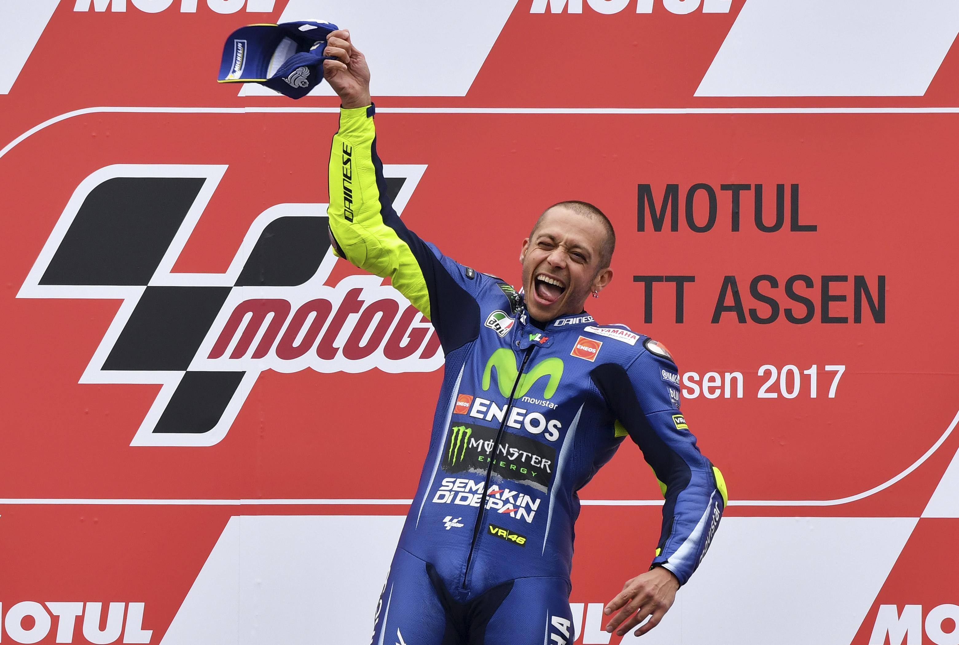 Pembalap Movistar Yamaha, Valentino Rossi saat merayakan podium juara MotoGP Belanda 2017 di Sirkuit Assen. (AP Photo/Geert Vanden Wijngaert)