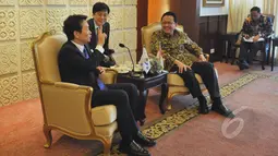 Ketua DPD RI Irman Gusman (kanan) berbincang dengan Gubenur Gyeonggi Republik Korea YM.Mr Nam Kung Pil (kiri) dan rombongan di Ruang Delegasi, Komplek Parlemen, Senayan, Jakarta, Senin (11/5/2015). (Liputan6.com/Andrian M Tunay)