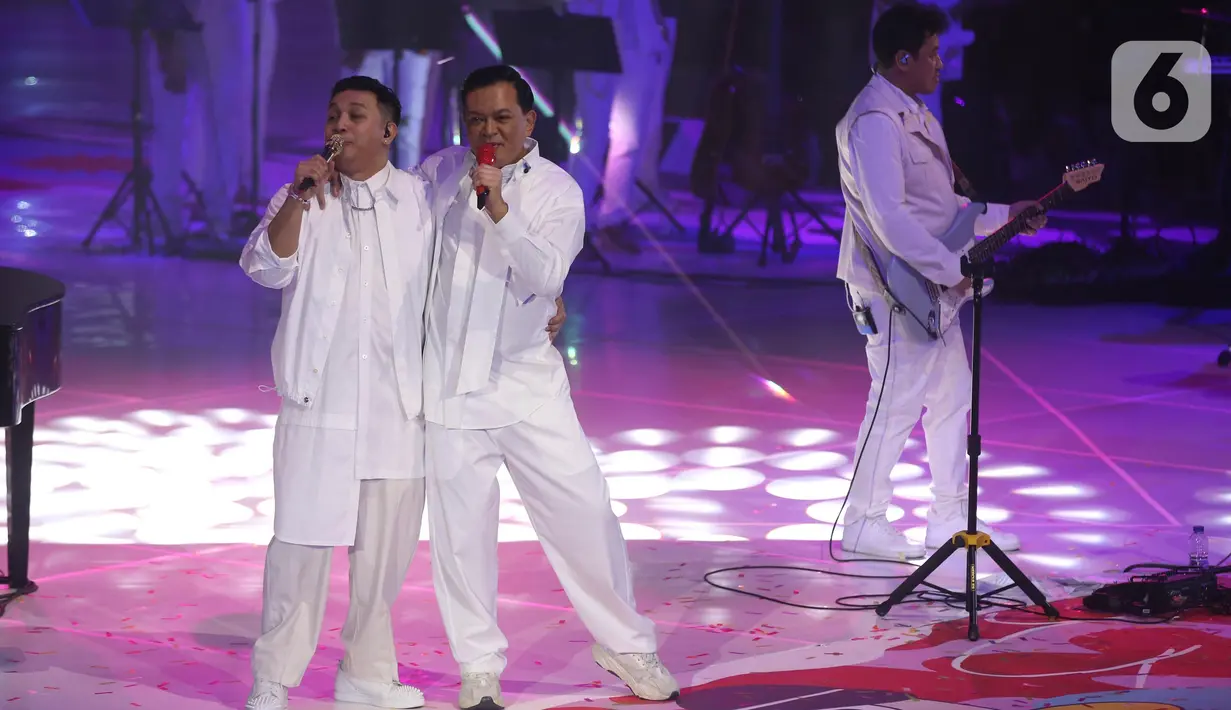 Konser Kahitna “2 Tahun menuju 40 Tahun” seolah menghipnotis penonton galau bersama. (Liputan6.com/Helmi Fithriansyah)