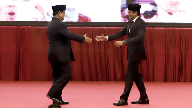 Calon Presiden dan Wakil Presiden nomor urut 02 Prabowo Subianto-Sandiaga Uno berjabat tangan saat pidato kebangsaan di JCC, Jakarta, Senin (14/1). Pidato kebangsaan mengusung Indonesia Menang dengan memaparkan visi misi. (merdeka.com/Iqbal S Nugroho) 