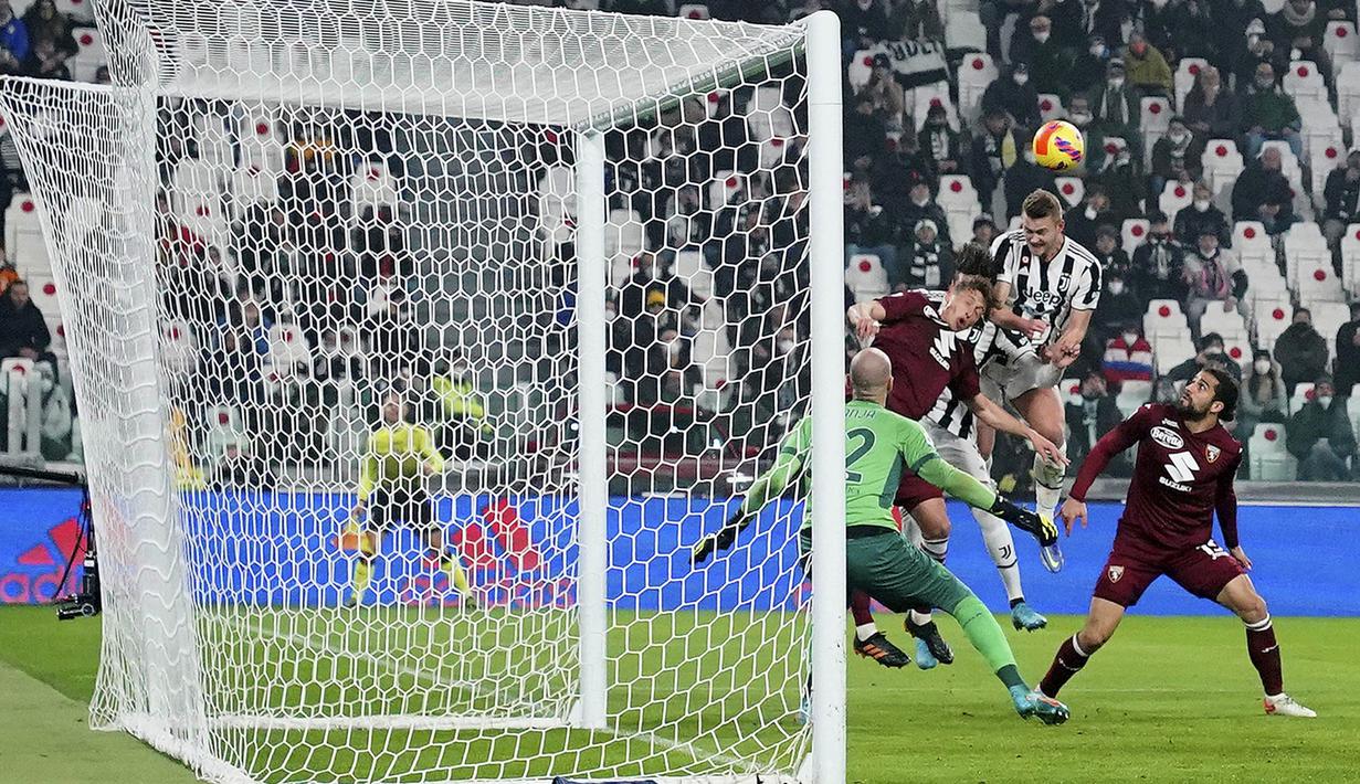 Tuan rumah langsung tancap gas sejak peluit babak pertama. Alhasil Nyonya Tua pun mampu mencetak gol pada menit ke-13 lewat sundulan De Ligt meneruskan umpan sepak pojok Juan Cuadrado. (Spada/LaPresse via AP)