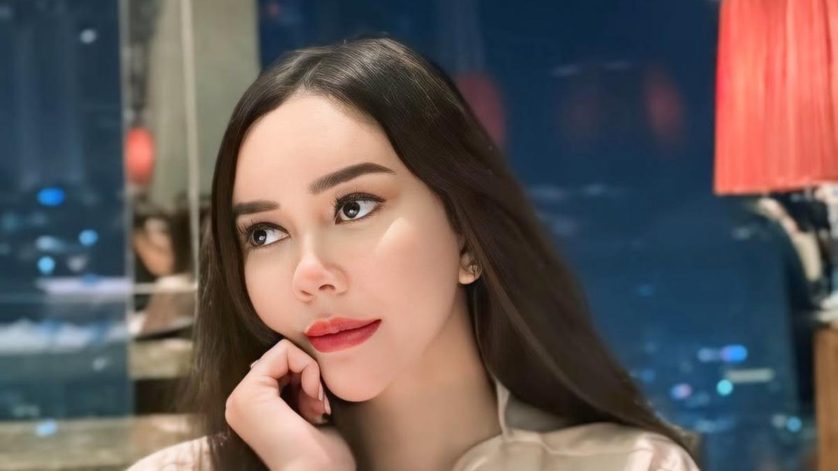 Jarang Muncul di TV, Aura Kasih Kini Sibuk Bertani dan Jadi Peternak Ayam di Subang