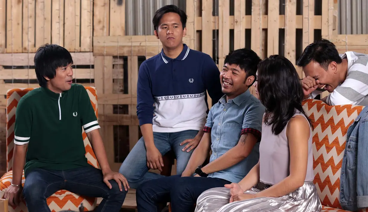 "Biasanya kan, mungkin kalau di klip sebelumnya yang jadi cowok ada modelnya sendiri, kali ini modelnya ga kalah keren juga yaitu vokalisnya langsung," imbuh Rian. (Deki Prayoga/Bintang.com)