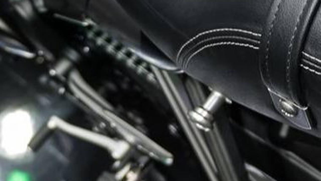 Bagaimana cara membersihkan jok motor?