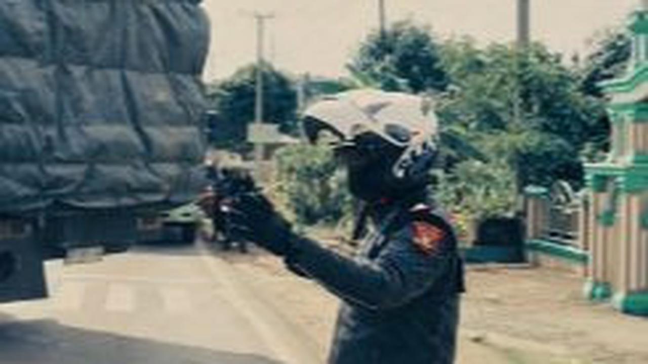 "Siapa ngira ini yang gatur macet di Betung ⭐️⭐️," tulisnya dalam keterangan video. <br>