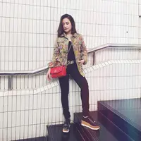 Anti ribet, coba layering outfit dengan variasi outer pilihan aktris Indonesia ini. (Sumber foto: prillylatuconsina96/instagram)