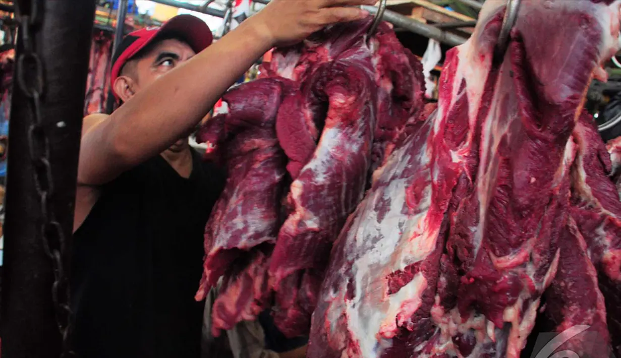 Karena banyaknya permintaan, biasanya harga-harga menjelang Ramadan akan naik termasuk daging sapi, Pasar Senen, Jakarta, Rabu (25/6/2014) (Liputan6.com/Faizal Fanani)