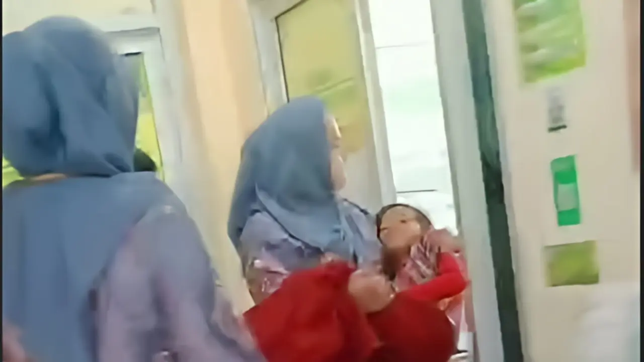 Belasan pelajar di Sekolah Dasar Negeri (SDN) 178 Palembang, Sumatera Selatan, mengalami mual dan muntah usai menyantap makanan dari program Makan Bergizi Gratis (MBG).