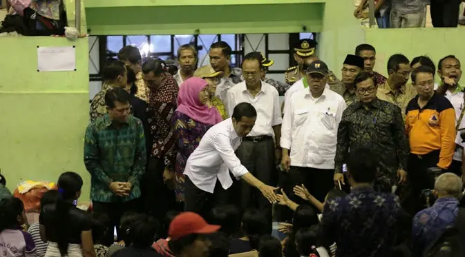 Menteri PUPR, Basuki Hadimuljono mendamping Presiden Jokowi menyambangi posko pengungsian korban terdampak Gunung Agung  di Gor Swecapura, Kabupaten Klungkung, Bali.