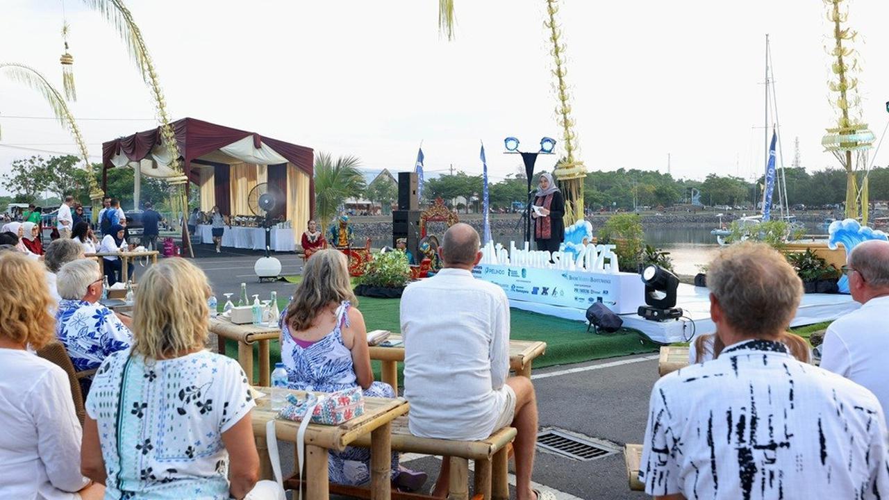 Bupati Banyuwangi Ipuk Fiestiandani bersama masyarakat dalam Welcoming Ceremony Sail to Indonesia 2025 di Pantai Marina Boom.