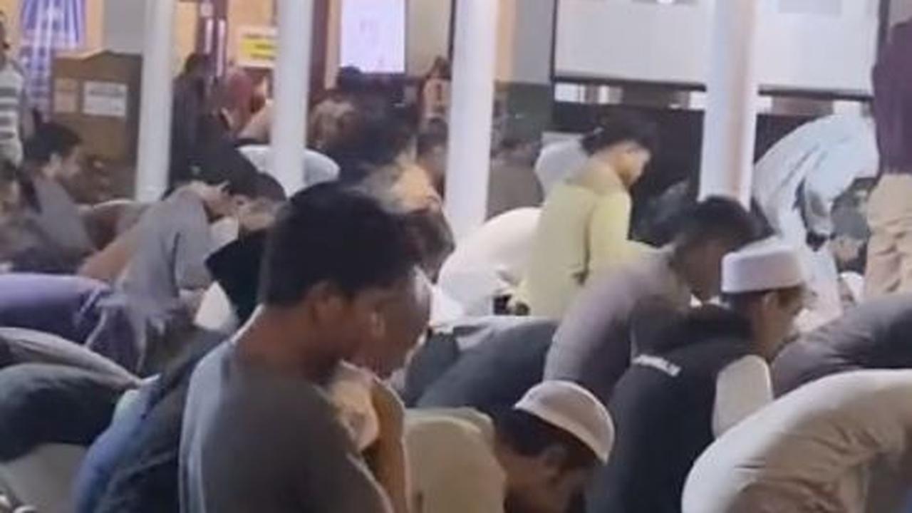 Viral Momen Ayah Gendong Anaknya yang Masih Bayi saat Salat, Aksinya Bikin Haru