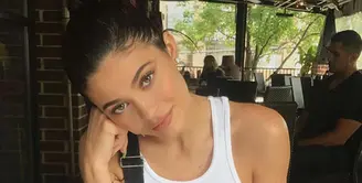 Kabar mengenai kehamilan Kylie Jenner belum juga surut, pasalnya hingga kini Kylie belum juga buka suara mengenai kehamilannya. Tak heran jika ia terus menjadi incaran media dan publik terkait dengan kebenarannya. (Instagram/kyliejenner)