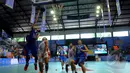 Pemain SMA IPH Surabaya saat berusaha memasukkan bola ke dalam ring SMA N 116 Jakarta saat kompetisi Pop Mie InstaHits Basketball, Senayan, Minggu (17/2/2015). Kompetisi dimenangkan SMA N 116 dengan skor 74-72.(Liputan6.com/Faisal R syam) 