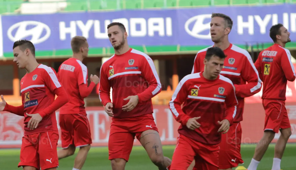 Striker Austria, Marko Arnautovic, bersama rekan-rekannya saat latihan di Stadion Ernst Happel, Wina, Kamis (5/10/2017). Austria akan menghadapi Serbia pada laga kualifikasi Piala Dunia 2018. (Bola.com/Reza Khomaini)