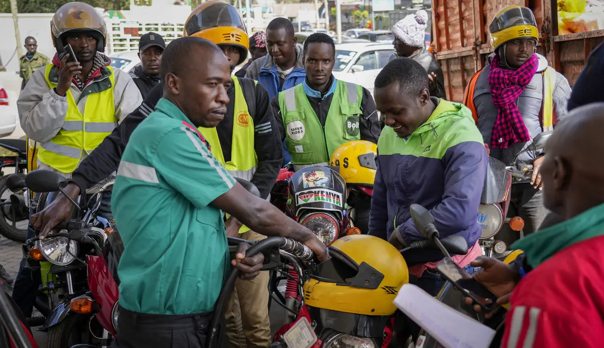 Pengendara motor berkerumun saat menunggu giliran mengisi BBM di sebuah pompa bensin di pinggiran Karen, Nairobi, 4 April 2022. Kenya mengalami kekurangan bahan bakar dengan antrean panjang pengendara yang menunggu untuk dilayani dan membatasi jumlah yang dapat diperoleh. (AP Photo/Khalil Senosi)