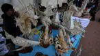 Peserta pameran memamerkan hasil kerajinannya di Pekan Produk Kreatif Daerah (PPKD) di Lapangan Banteng, Jakarta, Jumat (29/5/2015). Acara tersebut digelar dari 29 Mei-2 Juni 2015. (Liputan6.com/Faizal Fanani)