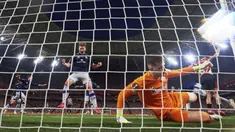 Pemain Manchester United, Rasmus Hojlund (kiri) merayakan gol yang dicetak oleh Casemiro ke gawang Athletic Bilbao dalam laga leg 1 semifinal Liga Europa 2024/2025 di San Mames Stadium, Bilbao, Spanyol, Kamis (01/05/2025) waktu setempat. (AP Photo/Miguel Oses)