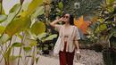 <p>Kacamata menjadi aksesoris wajib yang selalu digunakan Febby Rastanty. (FOTO: instagram.com/febbyrastanty/)</p>