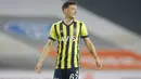 Mesut Ozil – Gelandang Fenerbahce ini ternyata mempunyai bakat sebagai Vlogger. Aktivitas sehari hari serta challenge merupakan konten yang biasa diupload di YouTubenya. (AP/Kirsty Wigglesworth)