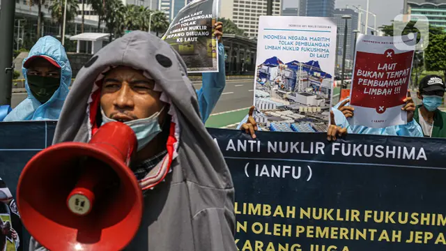 FOTO: Massa Geruduk Kedutaan Besar Jepang Tolak Pembuangan Limbah Nuklir Fukushima