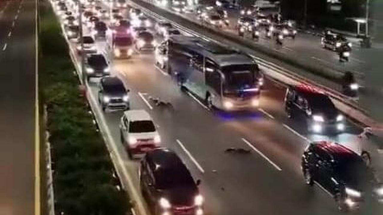 Polisi masih menelusuri penyebab korban tewas hingga akhirnya tergeletak di tengah Jalan Tol Dalam Kota.<br>