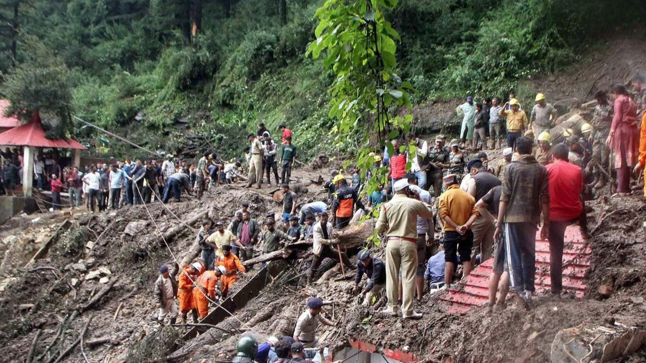 Bencana tanah longsor dipicu hujan deras di kawasan Himalaya India selama akhir pekan telah menewaskan lebih dari 50 orang.

Jumlah korban tewas diperkirakan akan meningkat karena lebih dari 20 orang masih terperangkap atau hilang.