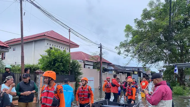 Evakuasi warga terdampak banjir Makassar (Liputan6.com/Fauzan)