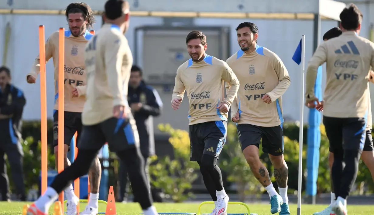 Pemain Tim Nasional (Timnas) Argentina Rodrigo De Paul, Lionel Messi dan gelandang Leandro Paredes (kiri ke kanan) mengambil bagian dalam sesi latihan di Ezeiza, provinsi Buenos Aires, Argentina pada 3 Juni 2025. (LUIS ROBAYO/AFP)