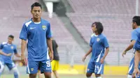 Pemain Persib Bandung, Samsul Arif saat  brlatih bersama timnya di Stadion gelora Bung Karno, Jakarta (2/4/2016).  (Bola.com/NIcklas Hanoatubun)