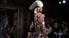 Model pria berjalan di atas catwalk mengenakan busana Spring/Summer 2019 kreasi perancang Pam Hogg selama London Fashion Week di London (14/9). Pam Hogg merupakan desainer asal Inggris. (Photo by Vianney Le Caer/Invision/AP)