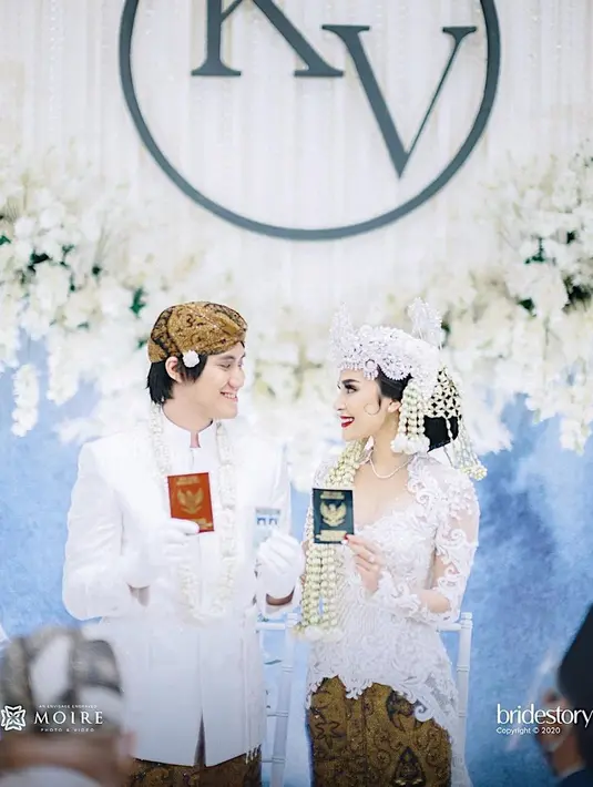 "Ya senang sih, bedanya sekarang nggak dihujat, biasanya kan ada yang bilang 'sahin dulu', sekarang lebih banyak yang doain biar cepet dapat momongan," jelas Vicy Melanie.  (Instagram/kevinaprilio)