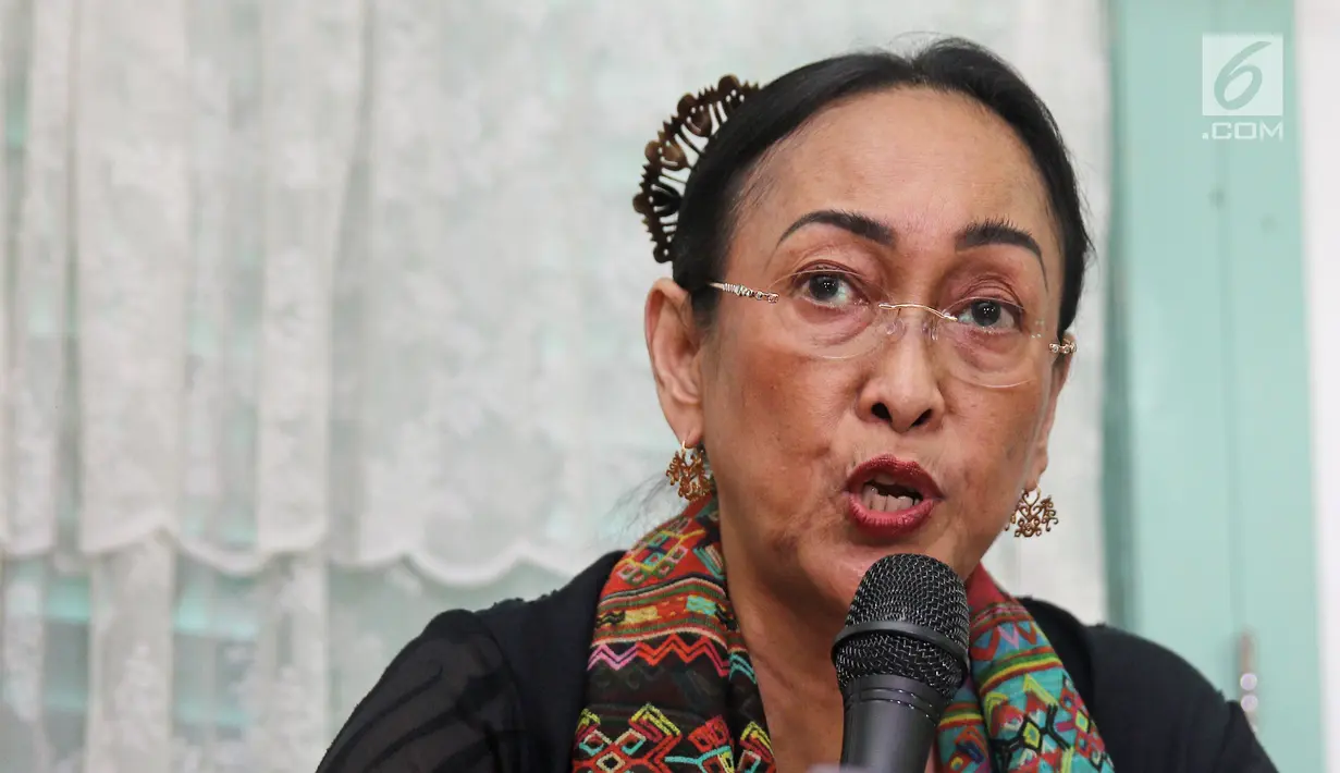 Budayawati, Sukmawati Soekarnoputri memberi keterangan pers di kawasan Cikini, Jakarta, Rabu (4/4). Sukmawati Soekarnoputri meminta maaf atas karya puisi miliknya yang berjudul "Ibu Indonesia", kepada umat Islam di Indonesia.(Liputan6.com/Herman Zakharia)