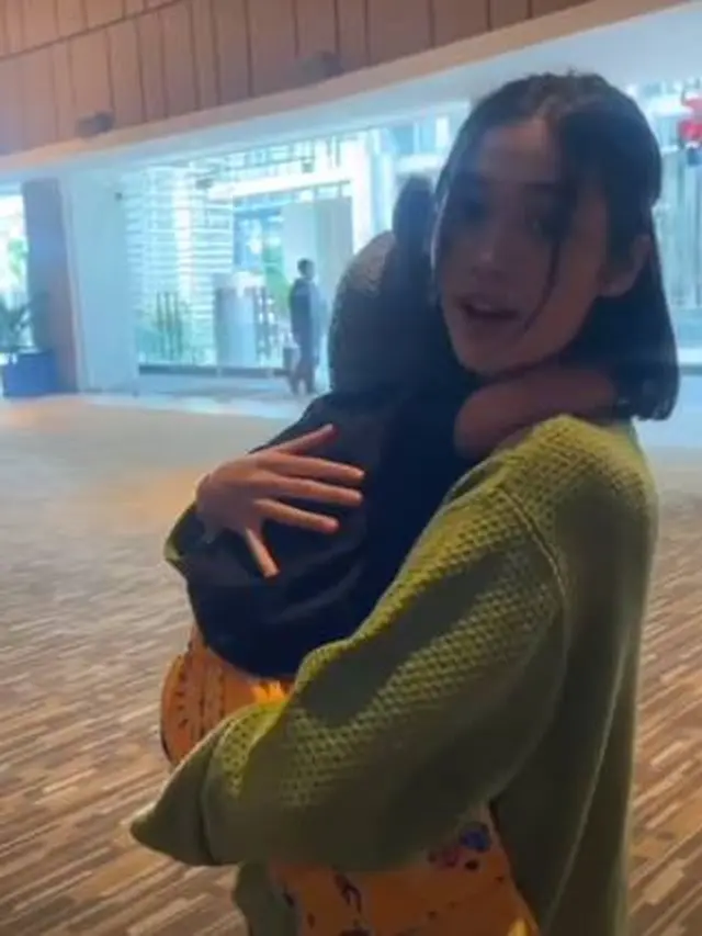 Main FIlm Dua Hati Biru, 7 Potret Nurra Datau di Konferensi Pers Ini Tampil Keibuan