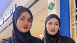 Tengku Dewi Putri pun tak tinggal diam atas kritikan tersebut. Dalam klarifikasinya, ia menyampaikan permintaan maaf dengan rendah hati. "Teman-teman, maafkan ya soal sanggul. Maaf banget karena aku masih belajar," ungkapnya melalui sebuah unggahan video, sembari berterima kasih kepada netizen yang telah memberikan masukan. (Liputan6.com/IG/@tengkudewiputri_tdp)