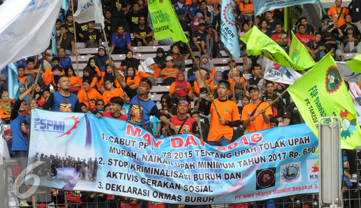 Sebuah spanduk berisi tuntutan buruh saat May Day 2016 di GBK, Jakarta, Minggu (1/5) GBK merupakan titik kumpul para Buruh dalam penyampaian aspirasi buruh saat Perayaan Buruh Internasional. (Liputan6.com/Helmi Afandi)