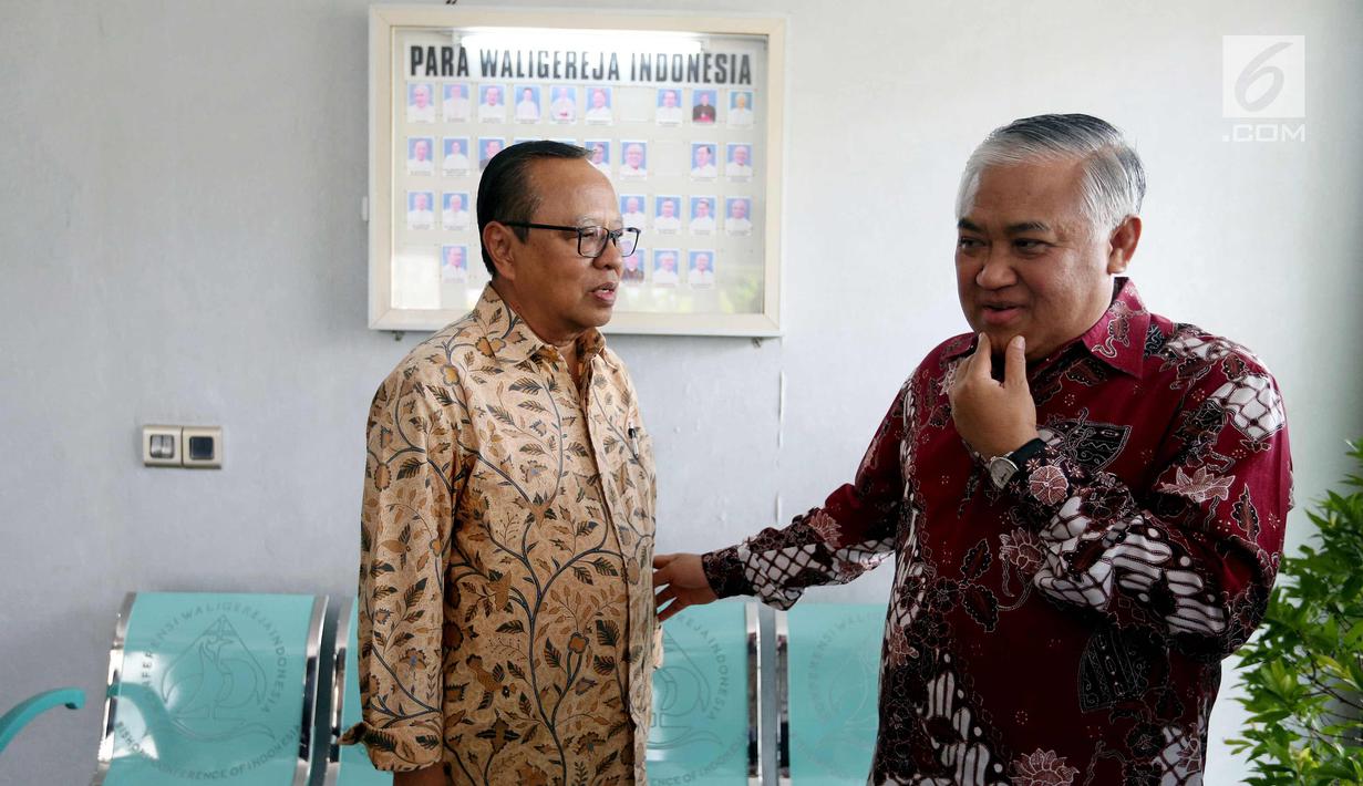 Utusan Khusus Presiden Din Syamsuddin berbincang dengan Ketua Presidium Konferensi Waligereja Indonesia (KWI) Ignatius Suharyo (kiri) usai melakukan pertemuan di Kantor KWI, Jakarta, Selasa (31/10). (Liputan6.com/Johan Tallo)