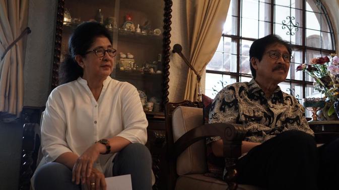 Farid Anfasa Moeloek menemani sang istri Nila Moeloek saat perpisahan bersama wartawan kesehatan di rumahnya pada Senin, 21 Oktober 2019. (Foto: Humas Kemenkes)