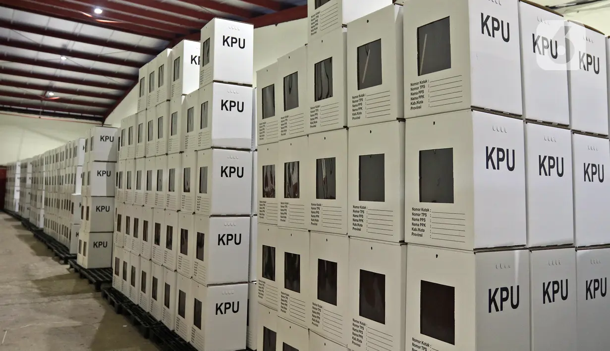 Kotak suara yang telah dirakit tersimpan di Gudang Logistik KPU, Depok, Jawa Barat, Jumat (13/11/2020). KPU Kota Depok telah merakit 4.015 kotak suara serta menyediakan 16.060 bilik suara yang akan digunakan untuk Pilkada Kota Depok pada 9 Desember 2020. (Liputan6.com/Herman Zakharia)