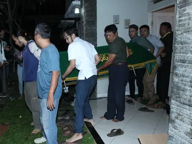 Musisi senior Deddy Dores meninggal dunia pada Selasa (17/5) malam, Tangerang. Deddy Dores disemayamkan di rumah duka Jl. Kasuari 11 no.18, Bintaro Jaya sektor 9 sebelum dimakamkan di Sumedang, Jawa Barat. (Liputan6.com/Andi Jatmiko)