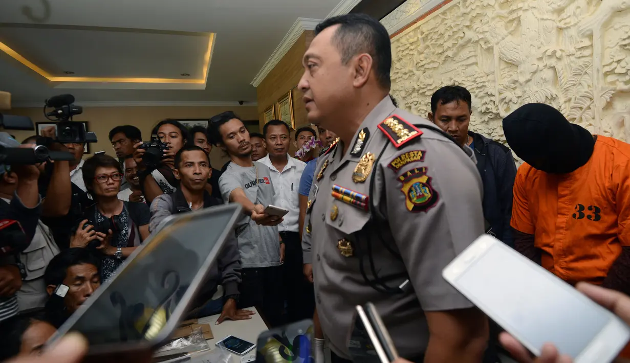 Sejumlah wartawan mendengarkan penjelasan pihak kepolisian terkait kasus pembunuhan pasutri Jepang di kantor Polisi Bali, Denpasar (18/9). Motif tersangka membunuh dan membakar pasutri karena terlilit utang sebesar Rp 10 juta. (AFP Photo/Sonny Tumbelaka)