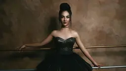Dalam potret ini, wanita kelahiran 7 Juni 2000 ini tampil bak balerina dengan mengenakan gaun berwarna hitam yang nampak selaras dengan makeup serta gaya rambutnya. (Liputan6.com/IG/ersyaurel)
