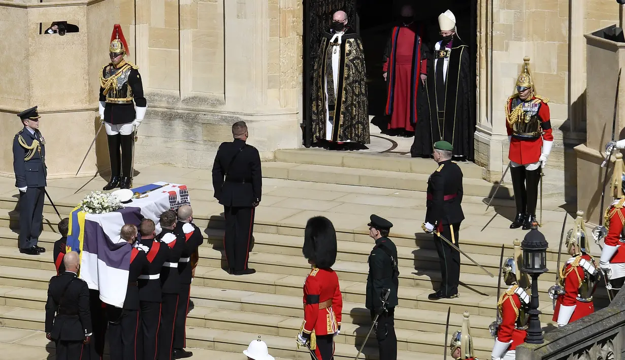 Peti mati Pangeran Philip dari Inggris saat tiba di St. George's Chapel saat prosesi pemakaman di dalam Kastil Windsor di Windsor, Inggris, Sabtu (17/4/2021). Pangeran Philip meninggal 9 April pada usia 99 tahun setelah 73 tahun menikah dengan Ratu Inggris Elizabeth II. (Justin Tallis/Pool via AP)