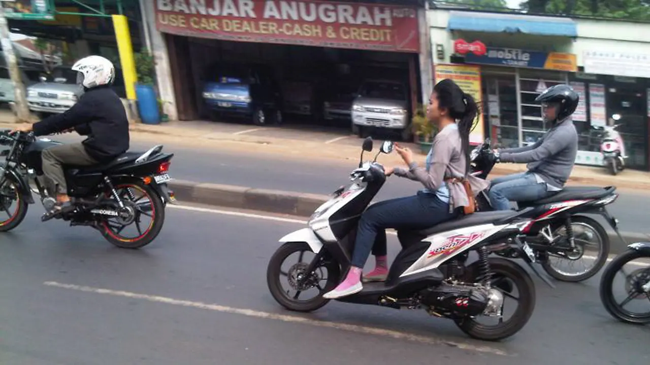 Ladies, Hindari 3 Perilaku Ini Saat Mengendarai Sepeda Motor