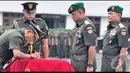 Panglima TNI Jenderal Moeldoko menandatangani Serah Terima Jabatan (Sertijab) Kepala Staf Angkatan Darat (KSAD) TNI dari Jenderal Budiman ke Letnan Jenderal Gatot Nurmantyo (Liputan6.com/Faizal Fanani)