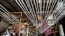 Pekerja memintal benang di sebuah industri rumahan yang ada di kawasan Kebayoran Lama, Jakarta, Minggu (11/5/2025). (Liputan6.com/Angga Yuniar)