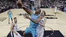 Pemain Charlotte Hornets,  Dwight Howard (12) diadang pemain San Antonio Spurs, Pau Gasol (16) pada laga NBA basketball game di AT&T Center, San Antonio, (3/11/2017) waktu setempat. San Antonio menang 108-101. (AP/Eric Gay)